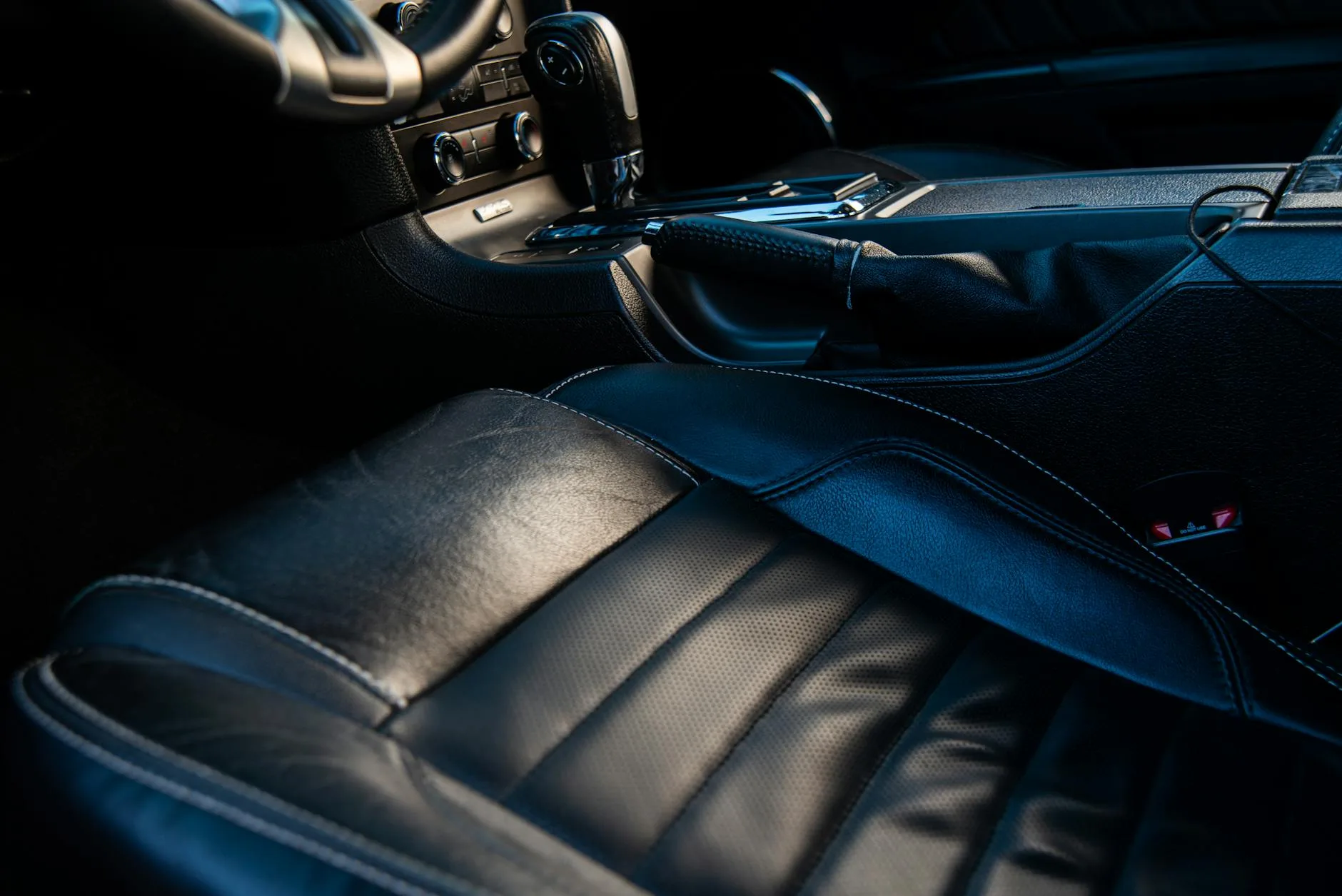 Cara menghilangkan noda jok mobil dengan bahan alami, langkah mudah dan hasil bersih maksimal.