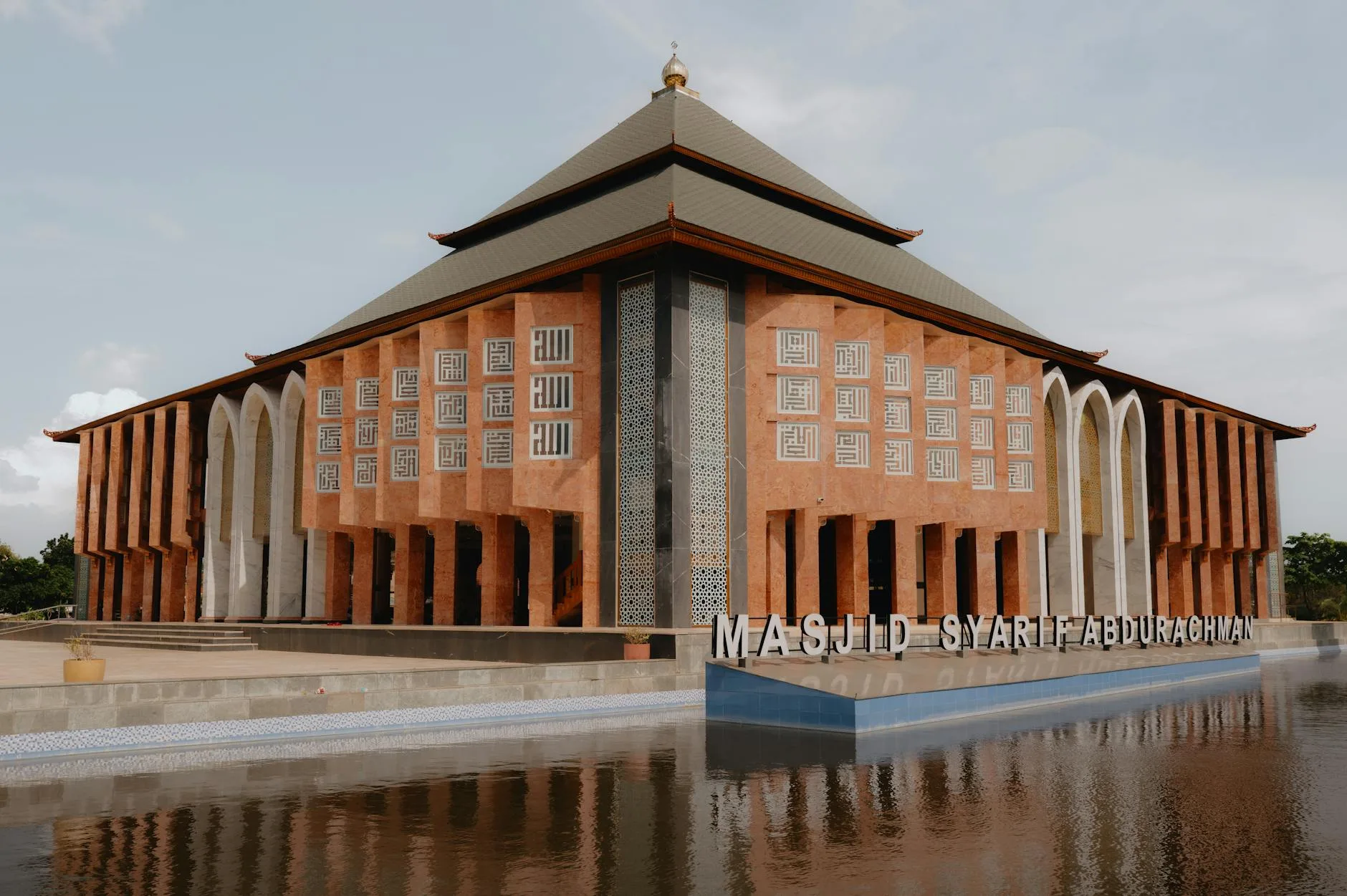 Tim profesional membersihkan karpet masjid dengan teknik ramah lingkungan, hasil bersih dan wangi