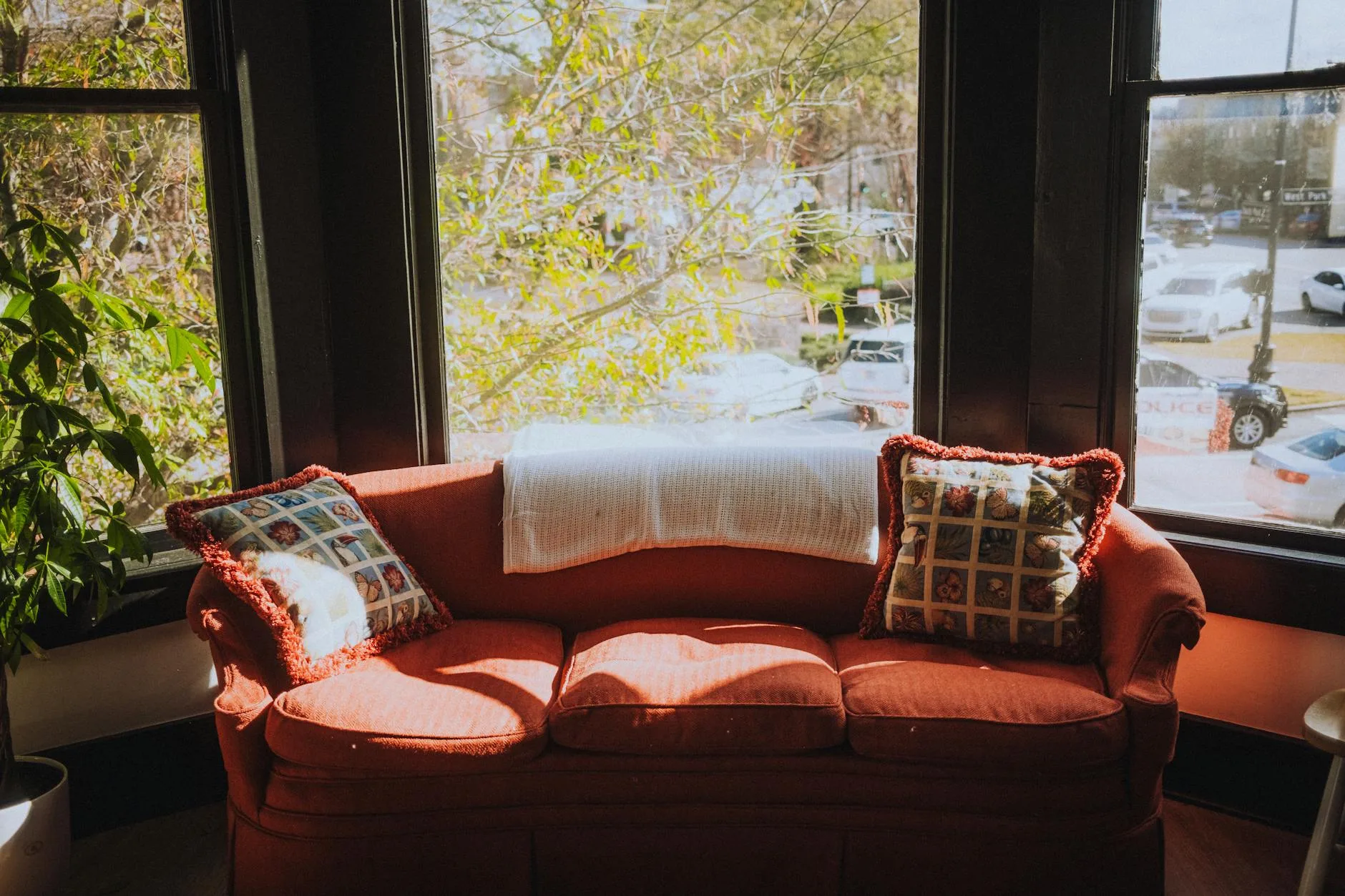 Sofa mobil bersih setelah dicuci oleh layanan cuci sofa mobil terdekat.