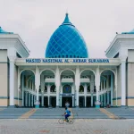 Tim profesional mencuci karpet masjid terdekat, memastikan kebersihan dan kesegaran untuk ibadah