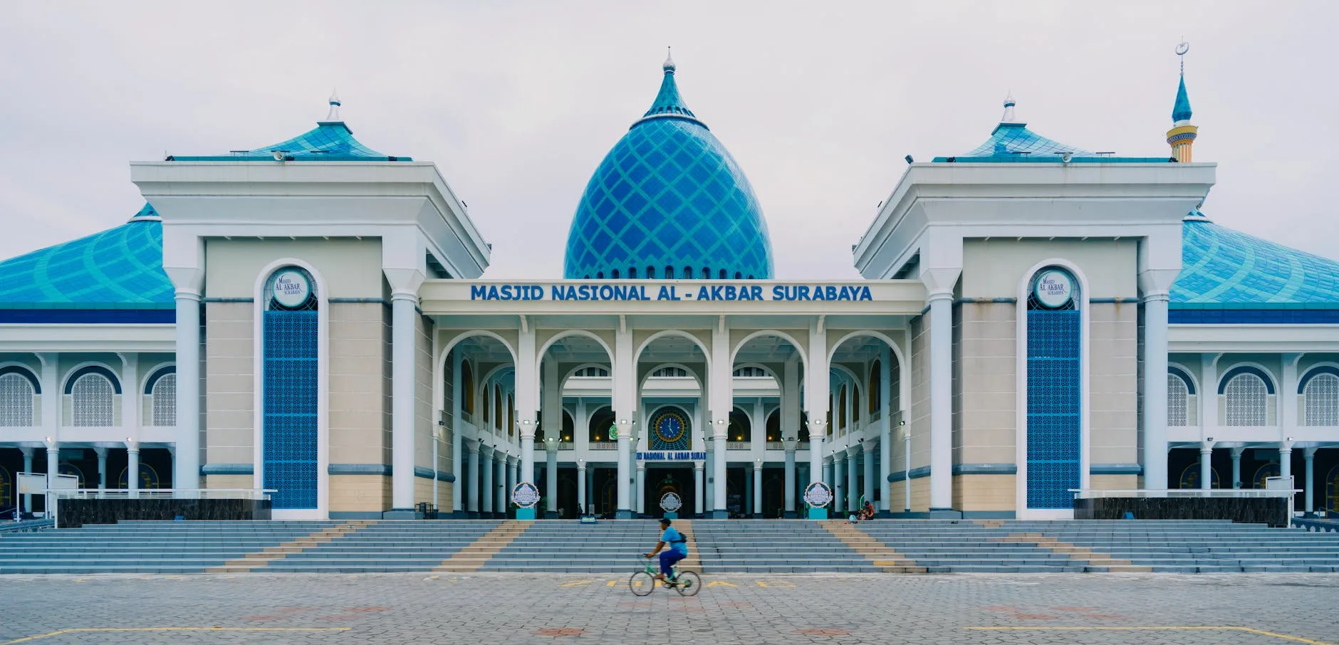 Tim profesional mencuci karpet masjid terdekat, memastikan kebersihan dan kesegaran untuk ibadah