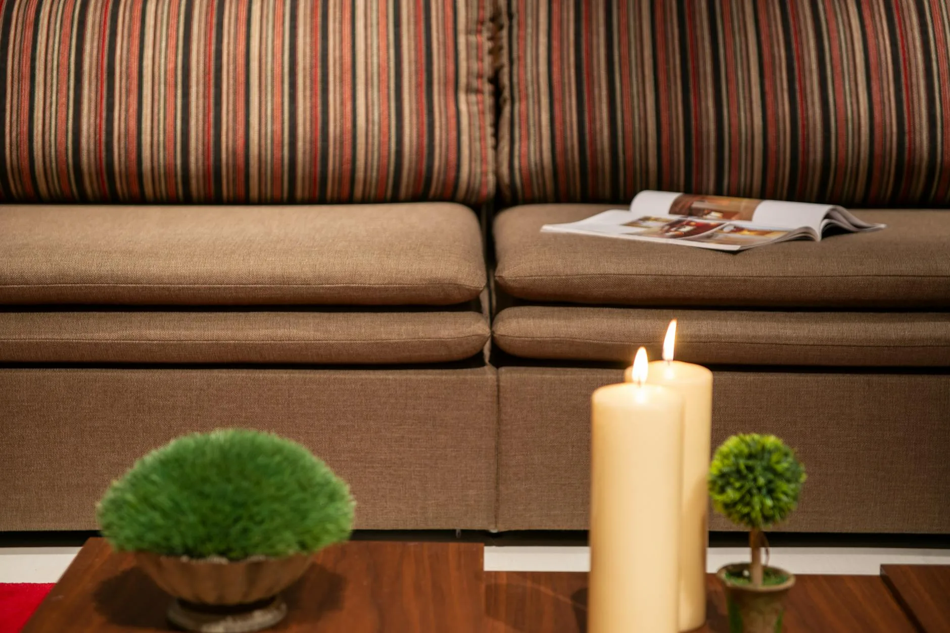 Langkah praktis membersihkan sofa kain agar tetap bersih, bebas noda, dan awet